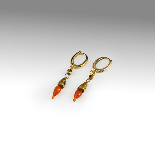 A pair of Greco-Roman carnelian and gold drop earrings, ca. 1st century BCE - 1st century CE
