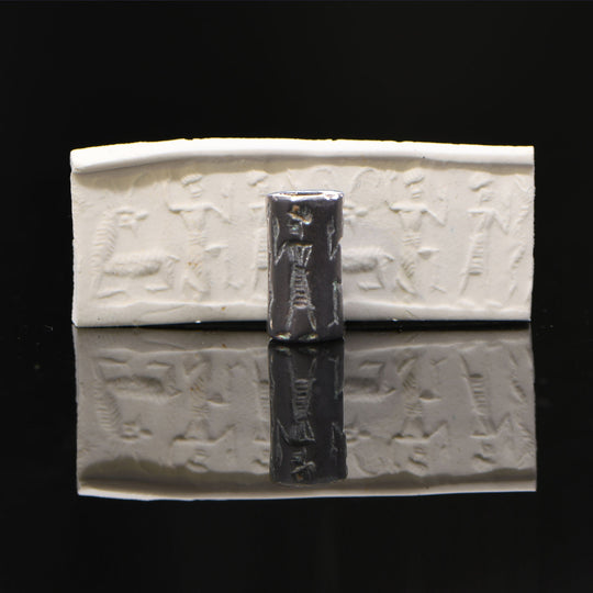 Altbabylonisches schwarzes Serpentin-Zylindersiegel mit Ritualszene, altbabylonische Periode, ca. 2000 - 1600 v. Chr.