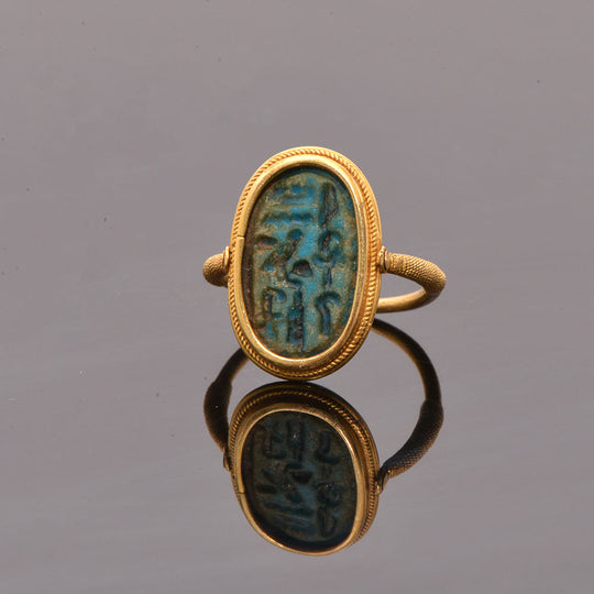 Une bague-chaton en faïence d&