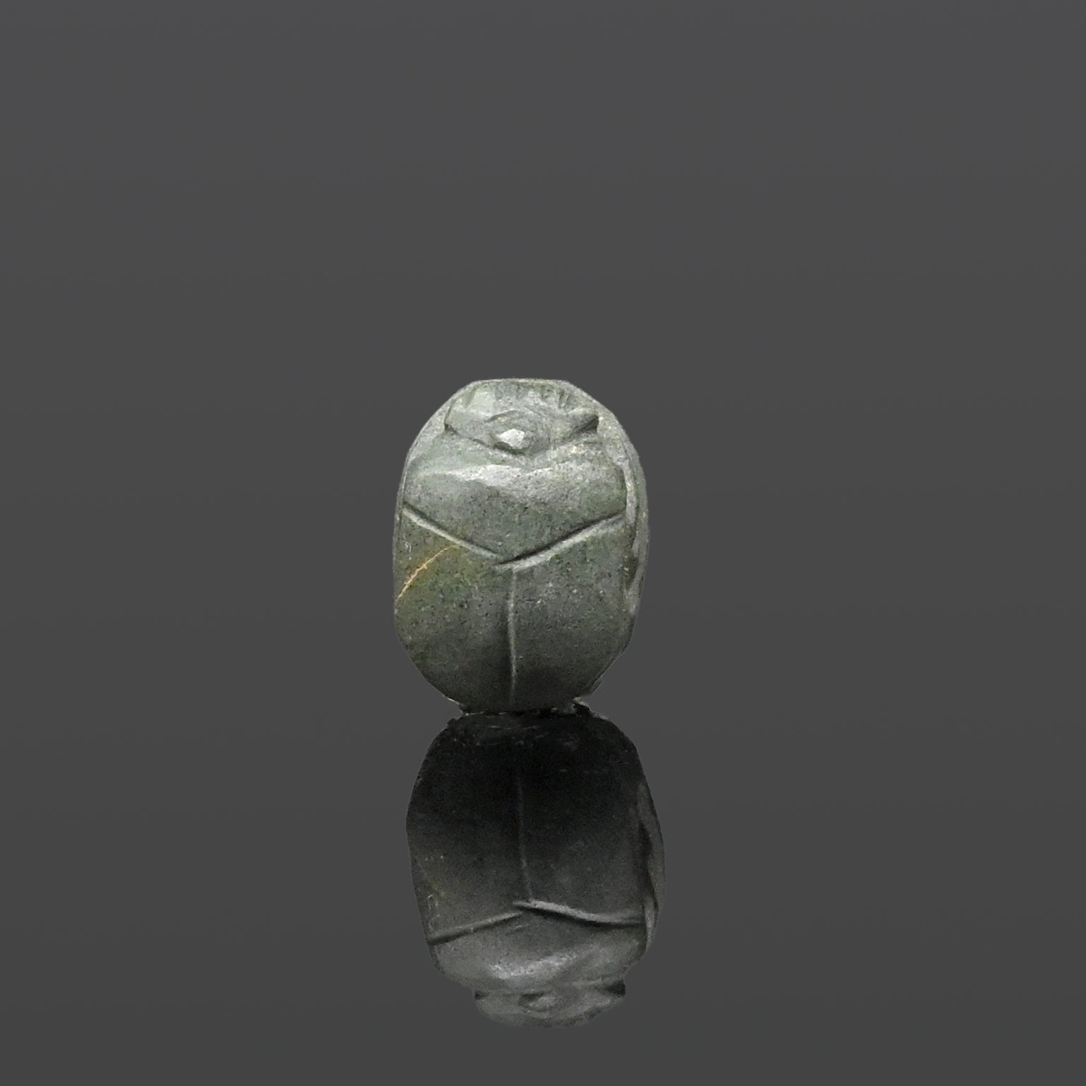 Ein ägyptischer Herzskarabäus aus grünem Stein, Spätzeit, ca. 664 - 332 v. Chr