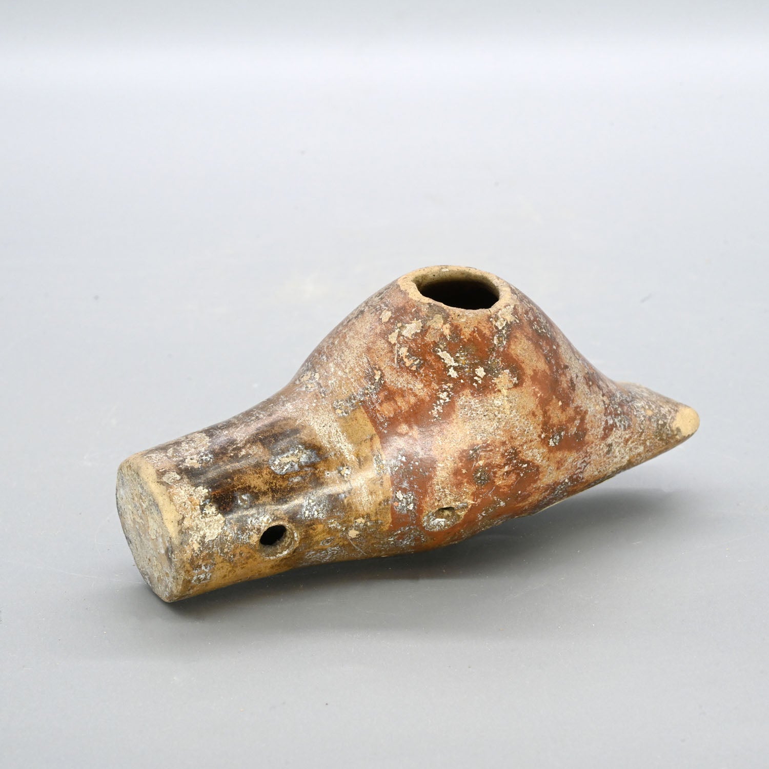 Eine Muschel-Okarina aus Narino-Keramik, klassische Periode, ca. 500 - 1000 n. Chr