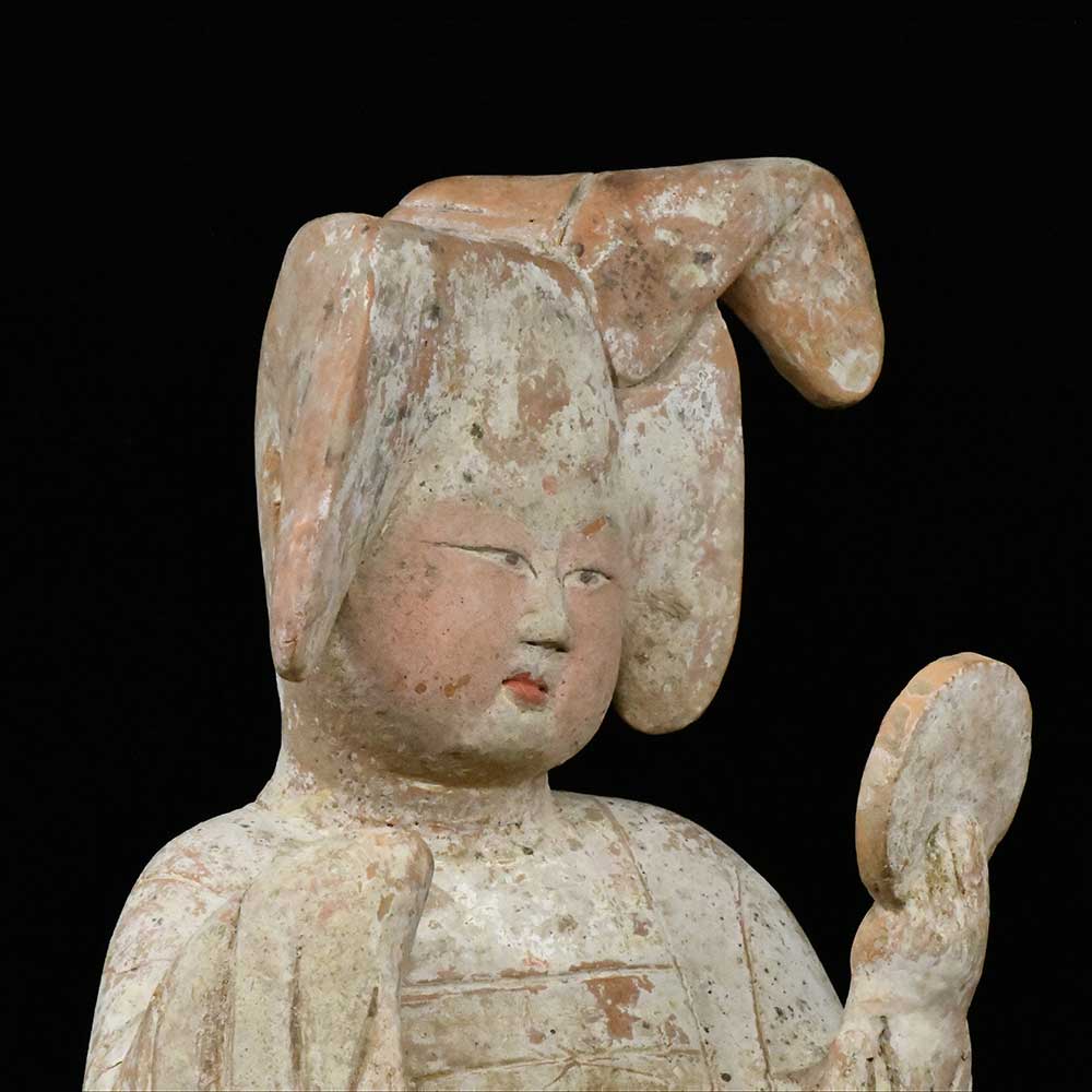 Eine chinesische Hofdame aus bemalter Keramik, Tang-Dynastie,<br> <em>ca. Mitte des 8. Jahrhunderts n. Chr</em>