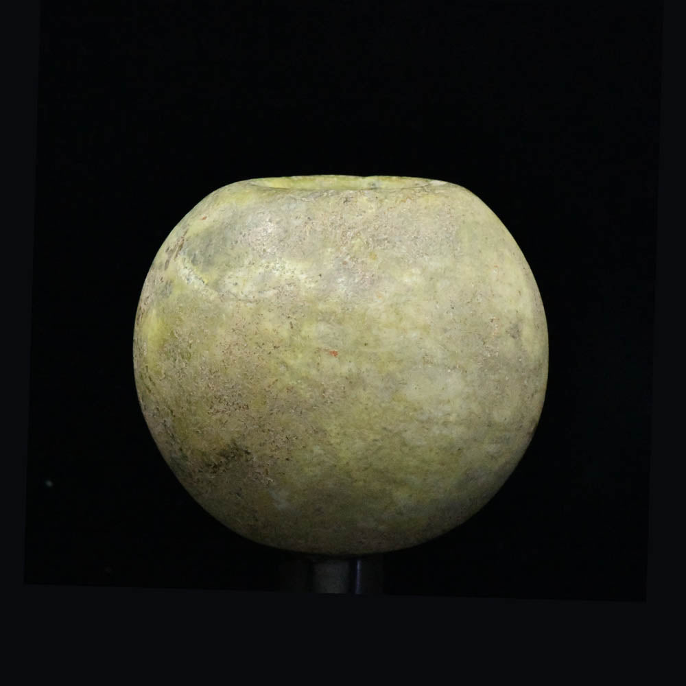 Ein seltener chinesischer Streitkolbenkopf aus grünem Stein, Jungsteinzeit, ca. 3000 - 2000 v. Chr