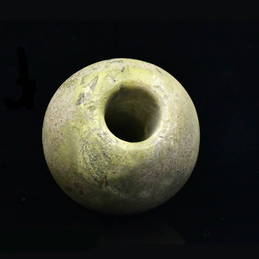 Ein seltener chinesischer Streitkolbenkopf aus grünem Stein, Jungsteinzeit, ca. 3000 - 2000 v. Chr