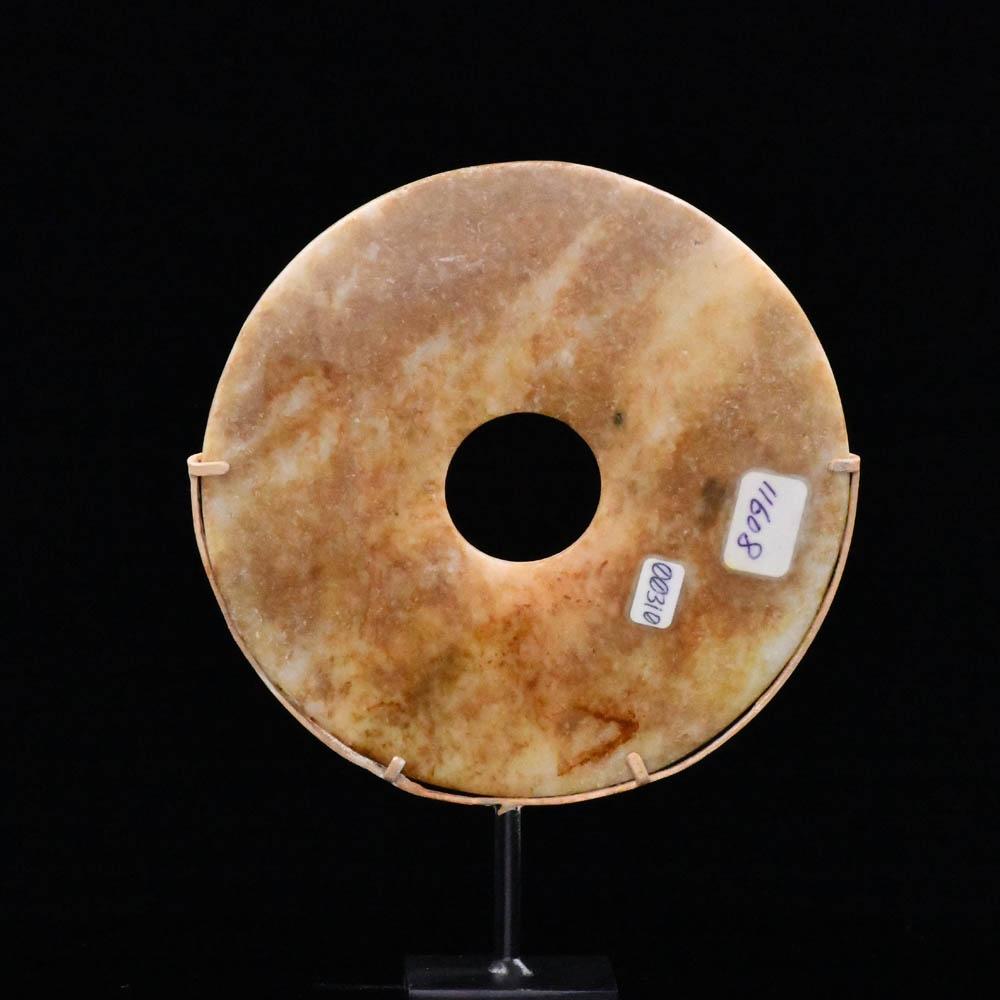 Eine chinesische gesprenkelte Nephrit-Jade-Bi-Scheibe, spätneolithische Periode,<br> <em>ca. 3000 - 2000 v. Chr</em>