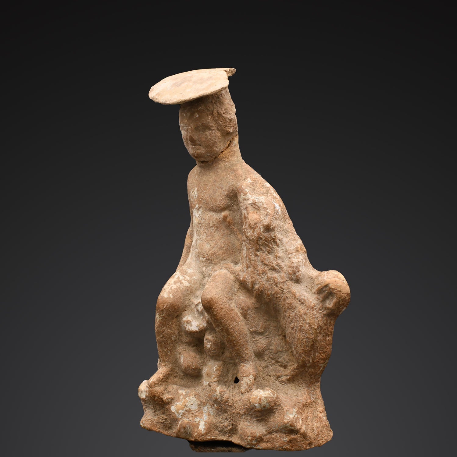 Ein sitzender Junge aus Terrakotta im Dachgeschoss mit Hund<br> <em>Böotien, ca. 330 - 300 v. Chr</em>