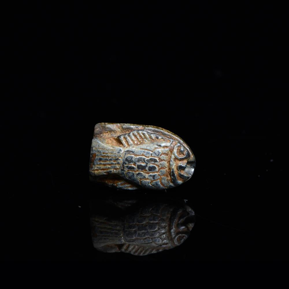 Ein königlicher Fischskarabäus aus ägyptischem Steatit, 18. Dynastie, Herrschaft von Thutmosis III., ca. 1479-26 v. Chr