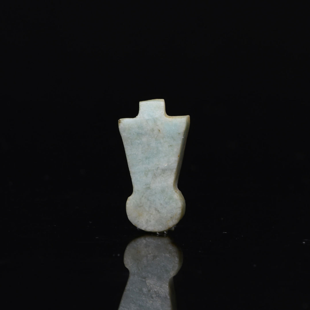 Ein ägyptisches Feldspat-Gegengewichtamulett, Spätzeit, ca. 664 - 332 v. Chr