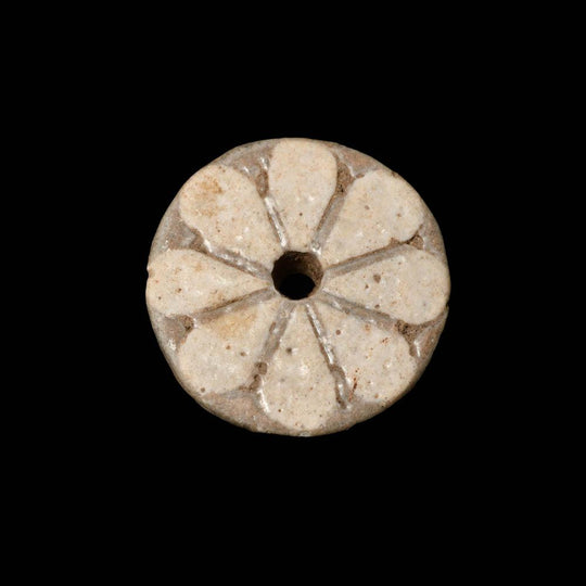Eine königliche ägyptische Fayence-Blumenrosette, Neues Königreich, ca. 1295 - 1190 v. Chr
