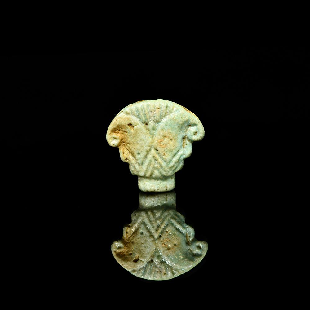 Ägyptischer Lotus-Terminal aus Fayence, Spätzeit, ca. 664 - 332 v. Chr