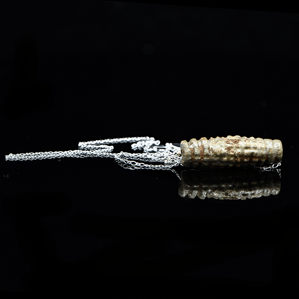 Eine ägyptische Fayence-Perle als Anhänger, Spätzeit, ca. 664 - 332 v. Chr