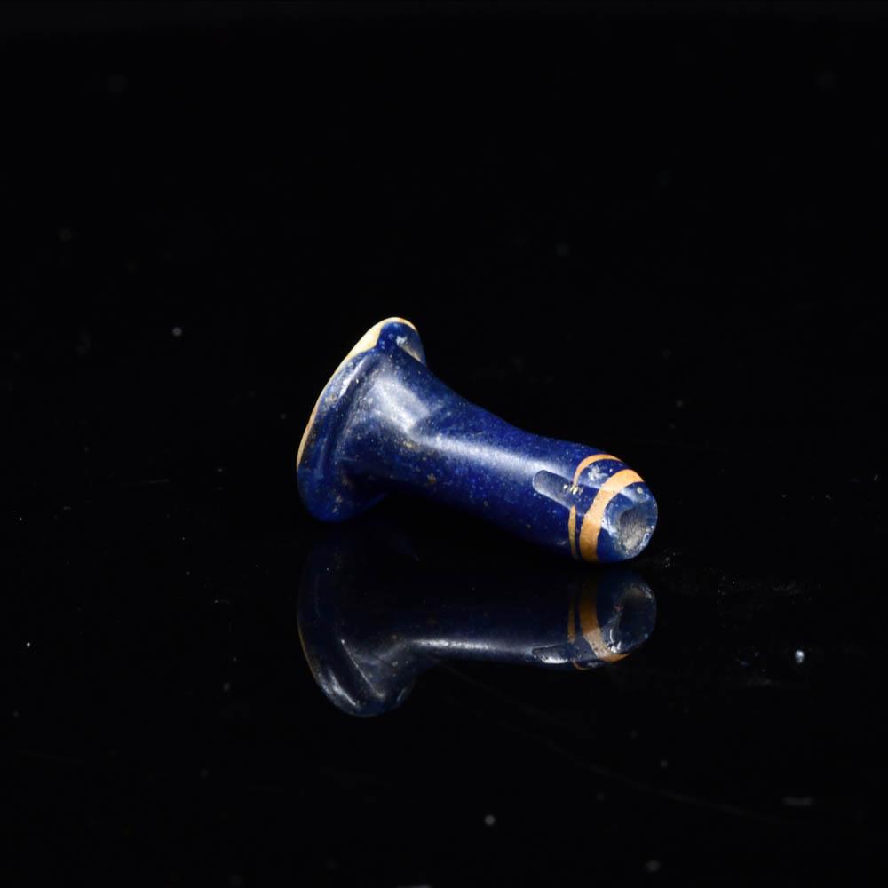 Ägyptischer Ohrstecker aus blauem Glas, 18.-19. Dynastie, ca. 1350 - 1250 v. Chr