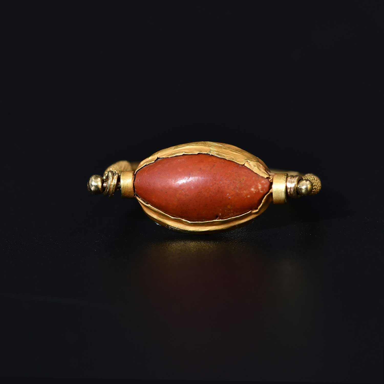 Eine ägyptische Ringlünette aus Gold und Jaspis, späte 18. Dynastie, ca. 1479 - 1295 v. Chr