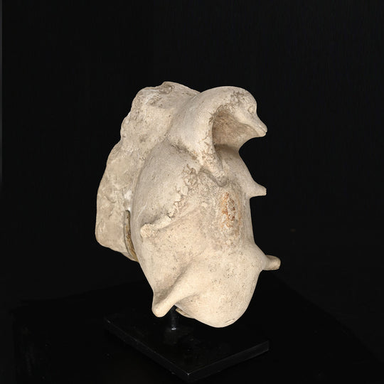 Ein unvollendetes ägyptisches Kosmetiktablett aus Kalkstein mit einer gefesselten Ente, 18. Dynastie, ca. 1550 - 1362 v. Chr