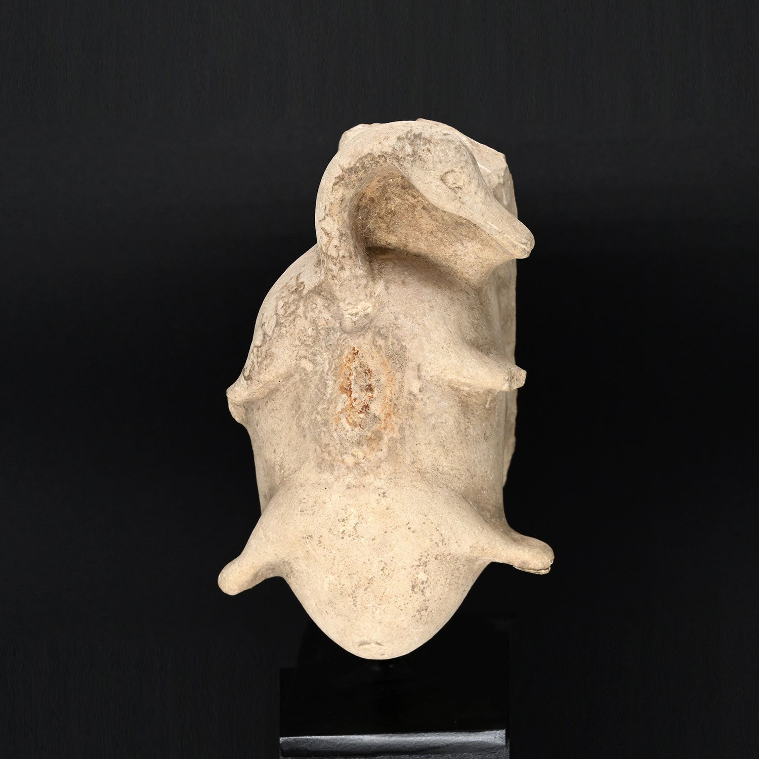 Ein unvollendetes ägyptisches Kosmetiktablett aus Kalkstein mit einer gefesselten Ente, 18. Dynastie, ca. 1550 - 1362 v. Chr