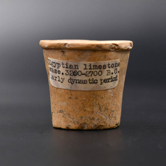 Ein ägyptisches Miniaturgefäß aus Kalkstein, prädynastische Zeit, ca. 3200 - 2700 v. Chr