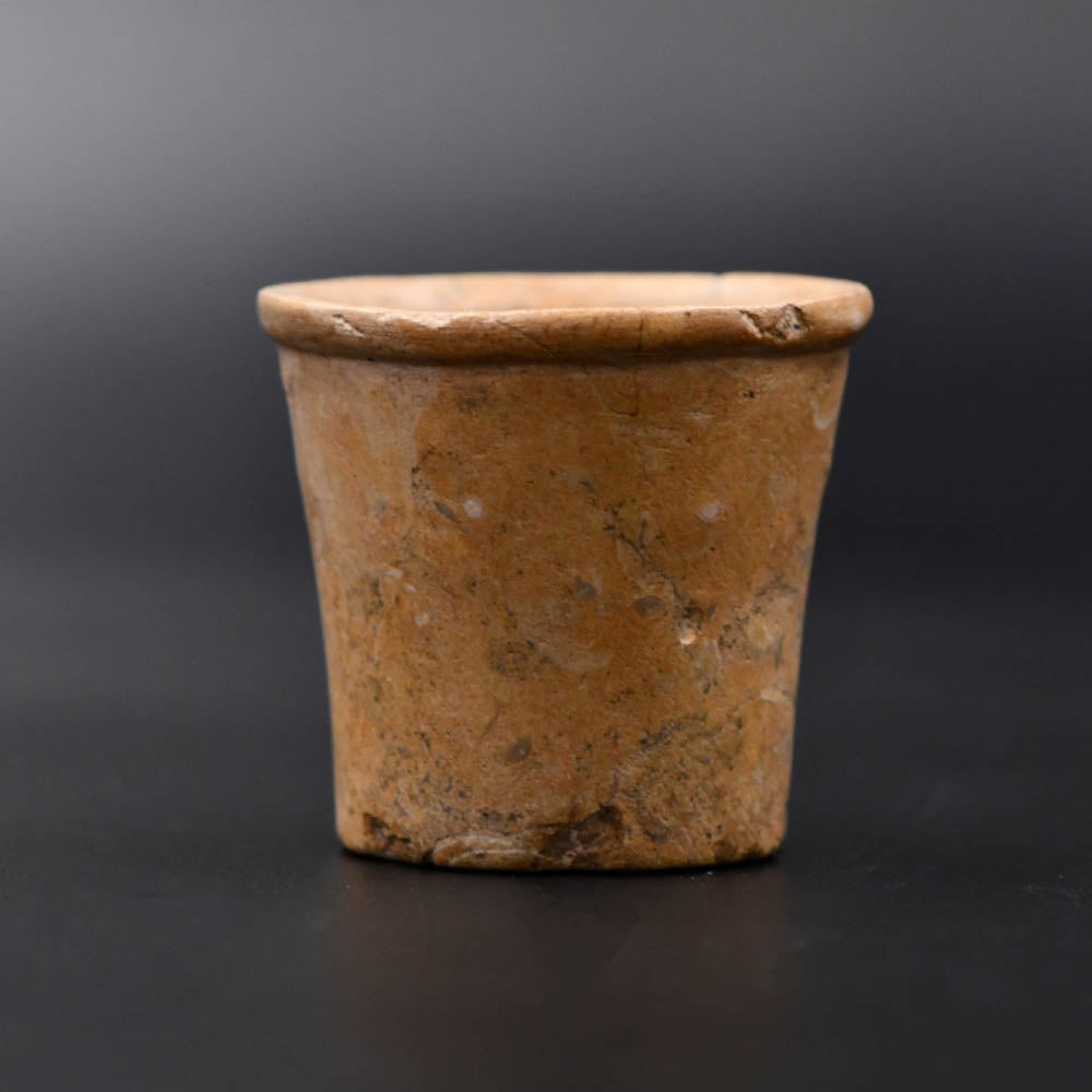 Ein ägyptisches Miniaturgefäß aus Kalkstein, prädynastische Zeit, ca. 3200 - 2700 v. Chr