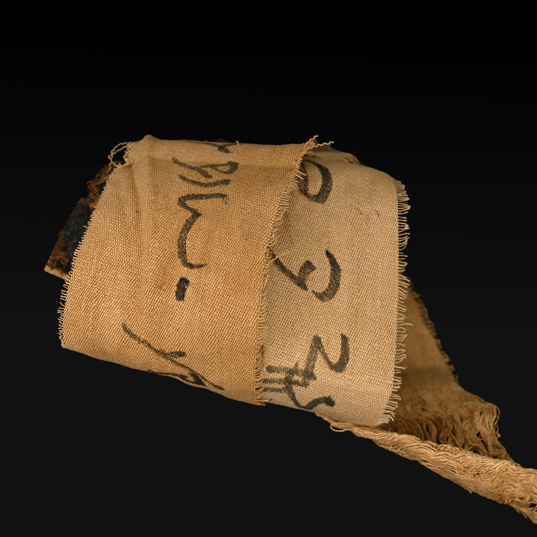 Ein langes, demotisch beschriftetes ägyptisches Mumienleinenfragment<br> <em>Spätzeit, ca. 664-332 v. Chr</em>