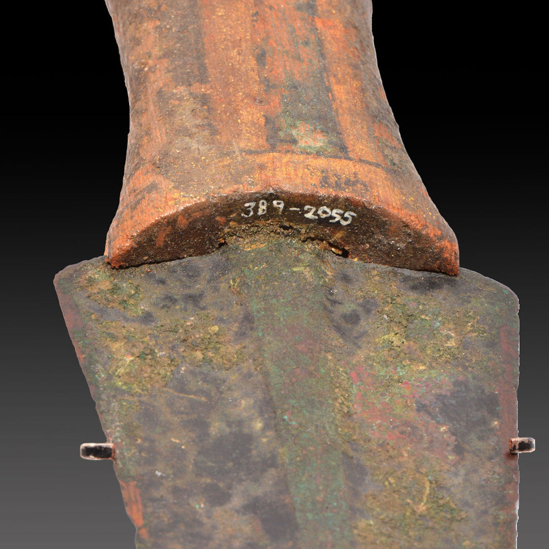 Ein seltener ägyptischer Kupferdolch<br> <em>Mittleres Reich, 9.-11. Dynastie, ca. 2160 - 2030 v. Chr</em>