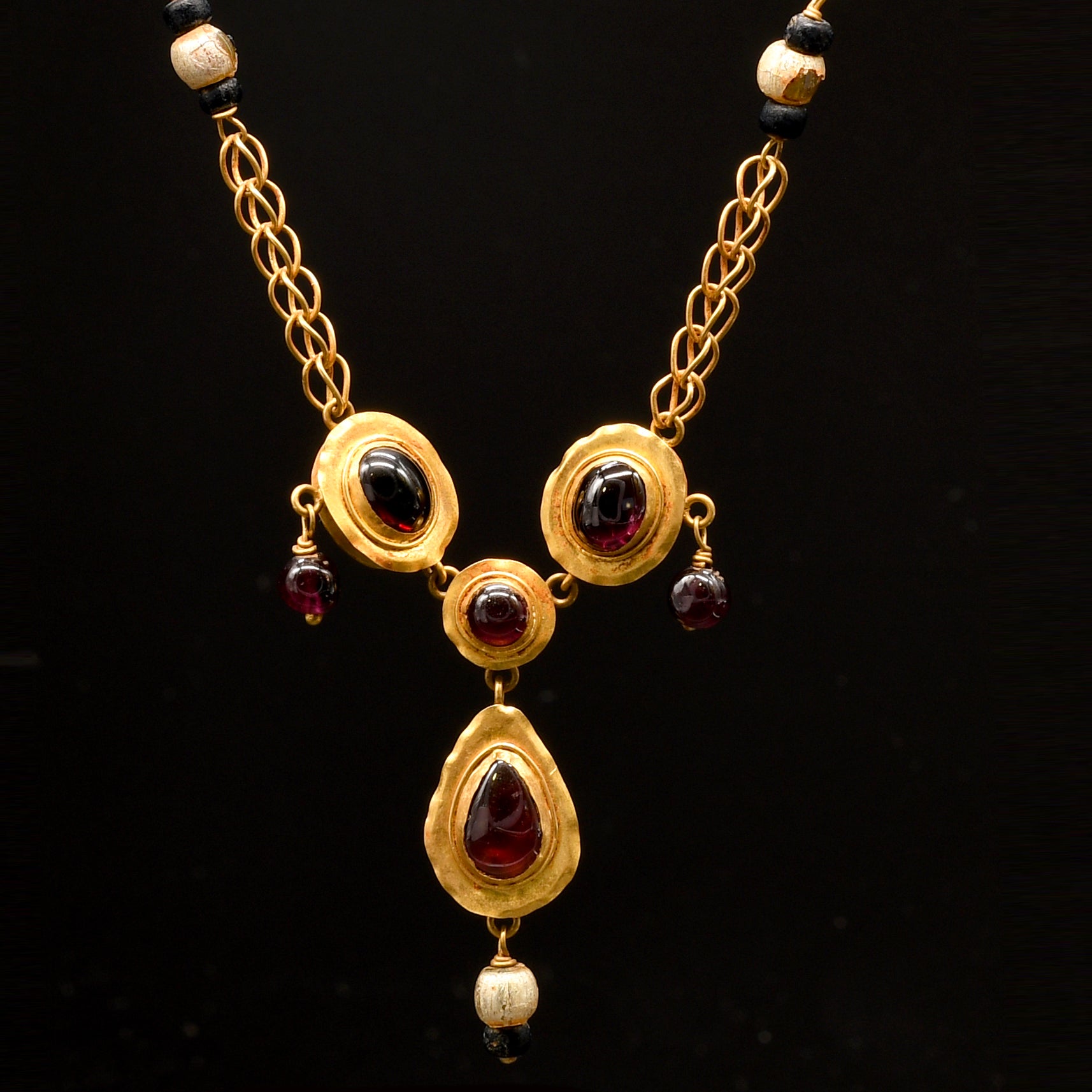 Eine hellenistische Halskette aus Gold, Granat und Perlen, ca. 1. Jahrhundert v. Chr