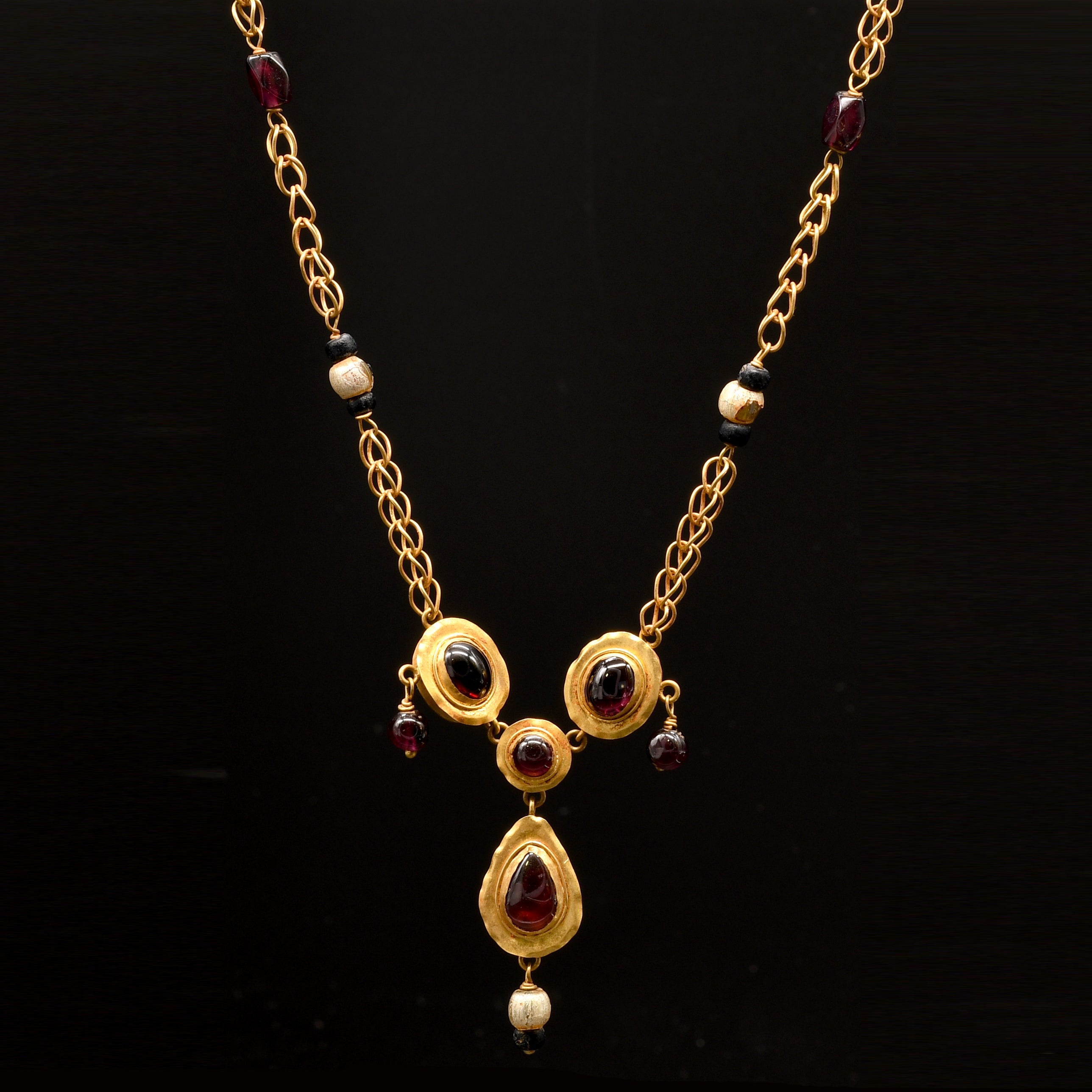 Eine hellenistische Halskette aus Gold, Granat und Perlen, ca. 1. Jahrhundert v. Chr