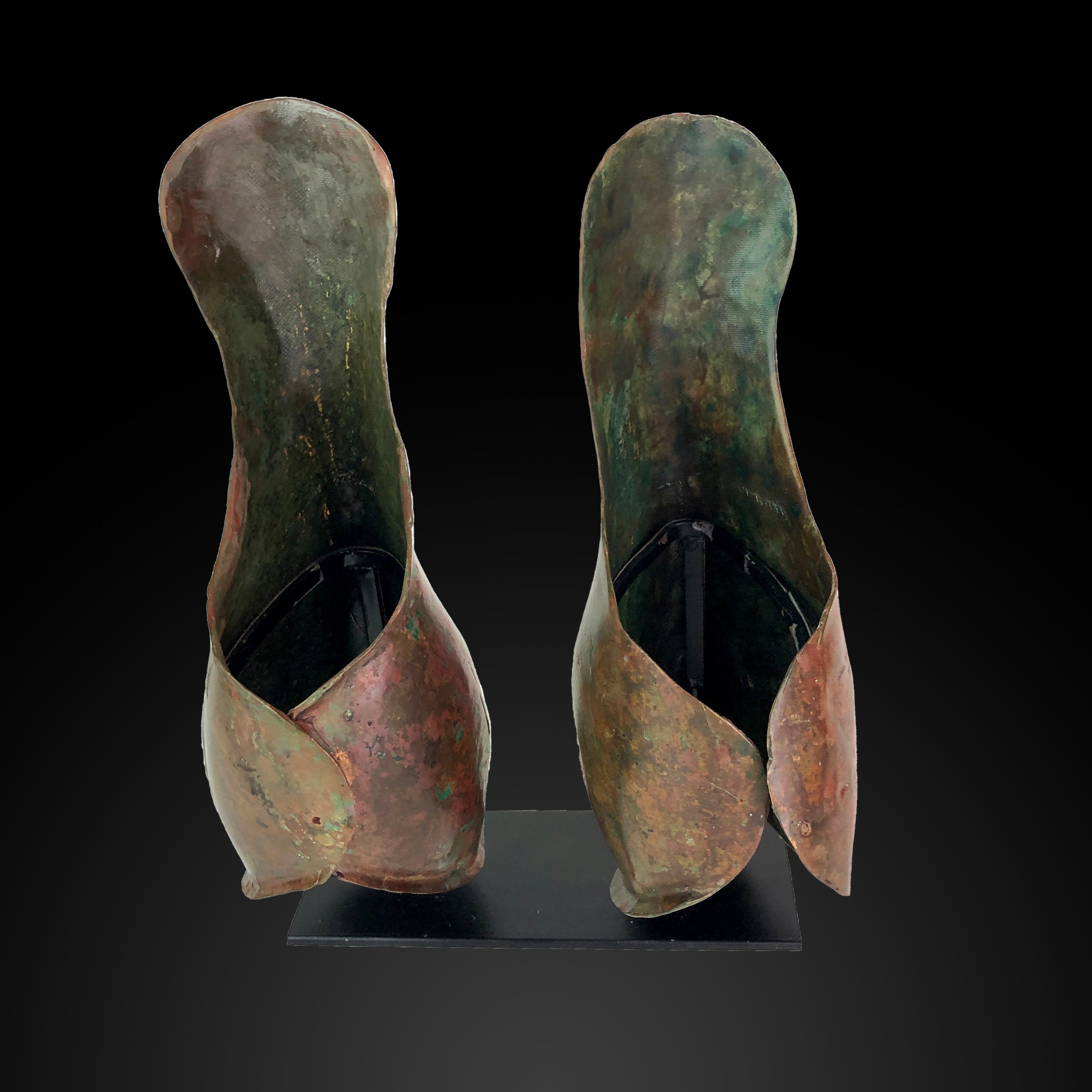 Ein seltenes Paar apulischer Knöchelschienen aus Bronze,<br> <em>ca. 5. – 4. Jahrhundert v. Chr</em>
