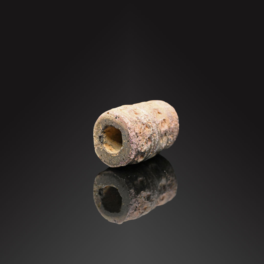 Ein Zylindersiegel aus Kalkstein aus dem Nahen Osten, ca. 4. Jahrtausend v. Chr