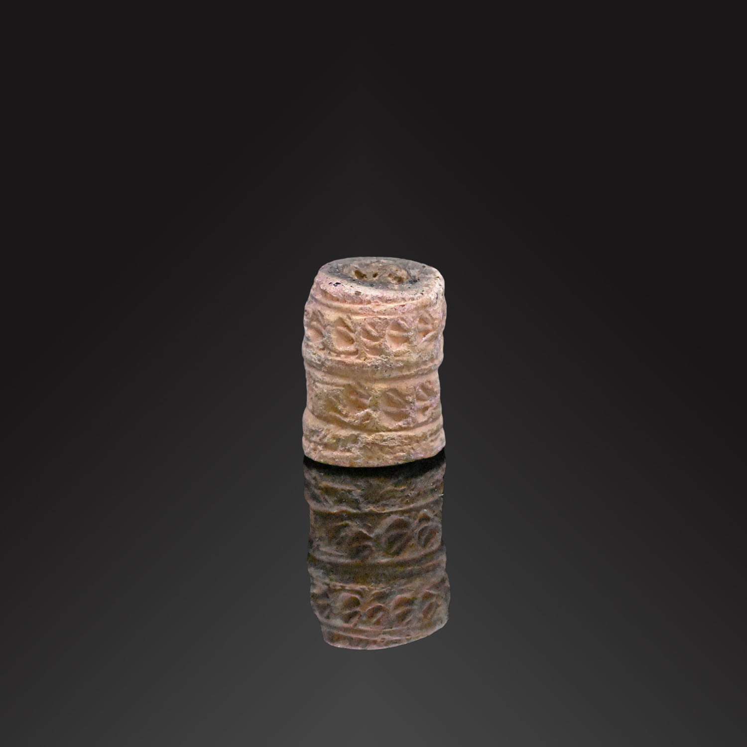 Ein Zylindersiegel aus Kalkstein aus dem Nahen Osten, ca. 4. Jahrtausend v. Chr
