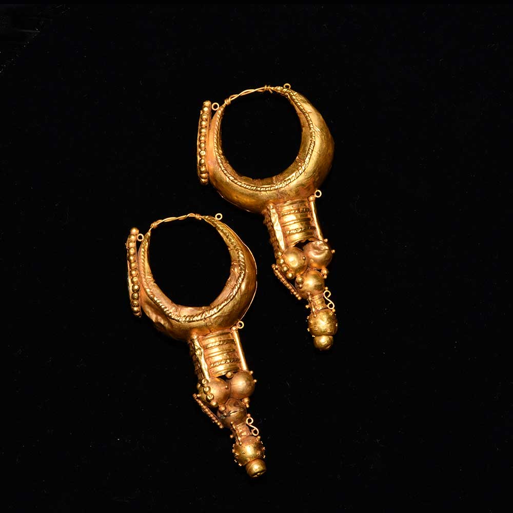A large pair of Eastern Roman Gold Earrings, ca. 3rd century CE