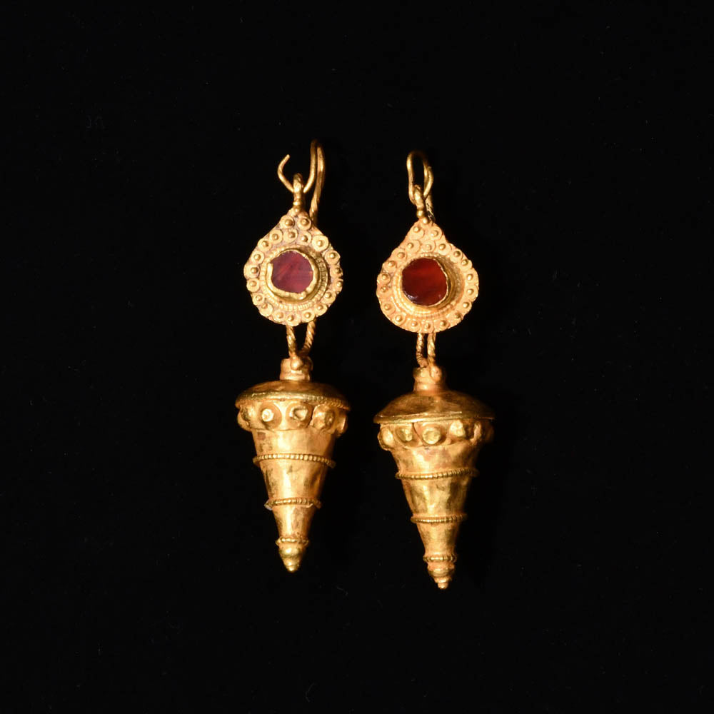 Ein Paar parthische Ohrringe aus Gold und Karneol, ca. 200 v. Chr. – 200 n. Chr