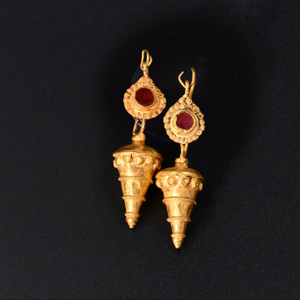Ein Paar parthische Ohrringe aus Gold und Karneol, ca. 200 v. Chr. – 200 n. Chr
