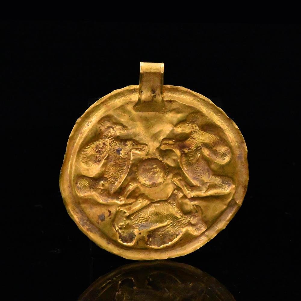 Ein westasiatischer Goldanhänger, ca. Anfang des 1. Jahrtausends v. Chr