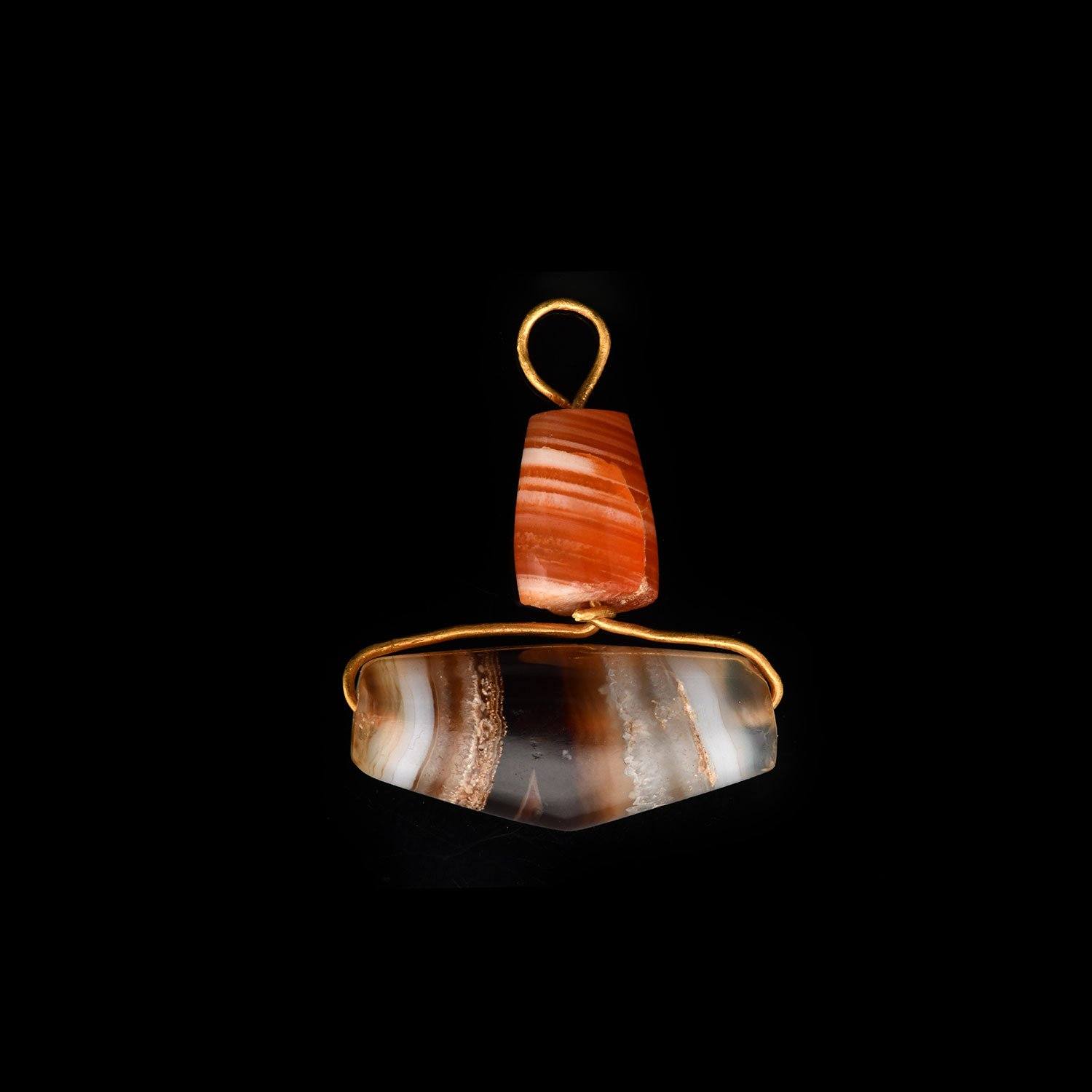 A fine Persian Agate and Gold Pendant, ca. 550 - 330 BCE