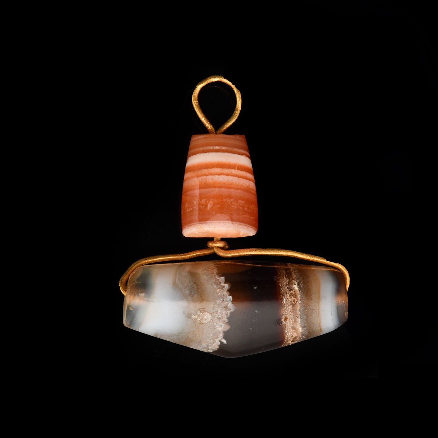 A fine Persian Agate and Gold Pendant, ca. 550 - 330 BCE