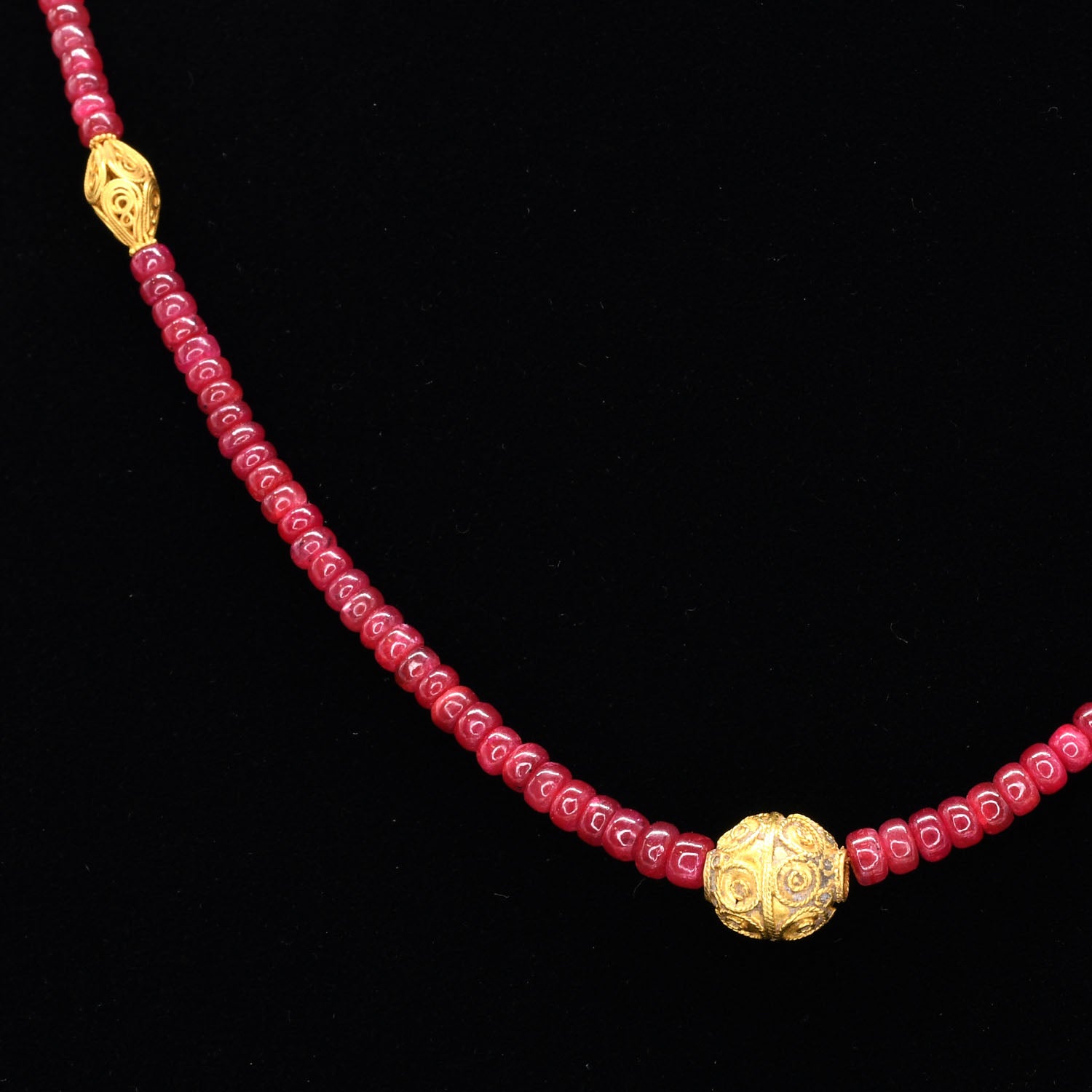 Eine wunderschöne Rubinhalskette mit spätbyzantinischen Goldperlen (ca. 8.-9. Jahrhundert n. Chr.).