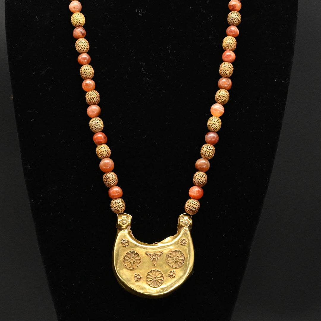 Eine große persische halbmondförmige Goldanhänger-Halskette, Seldschukenzeit, ca. 11. – 12. Jahrhundert n. Chr