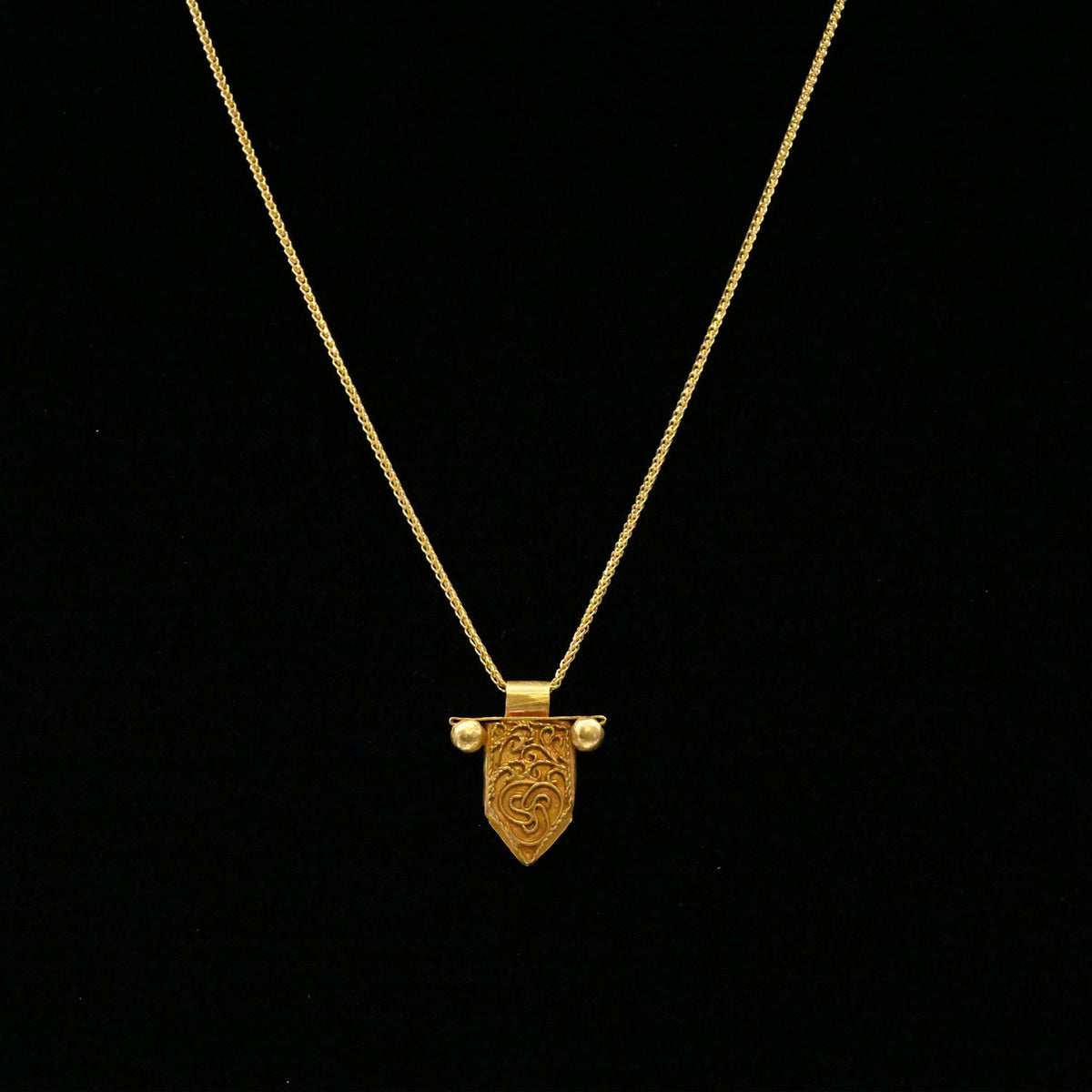 A very fine Islamic Gold Pendantca. 12th century CE