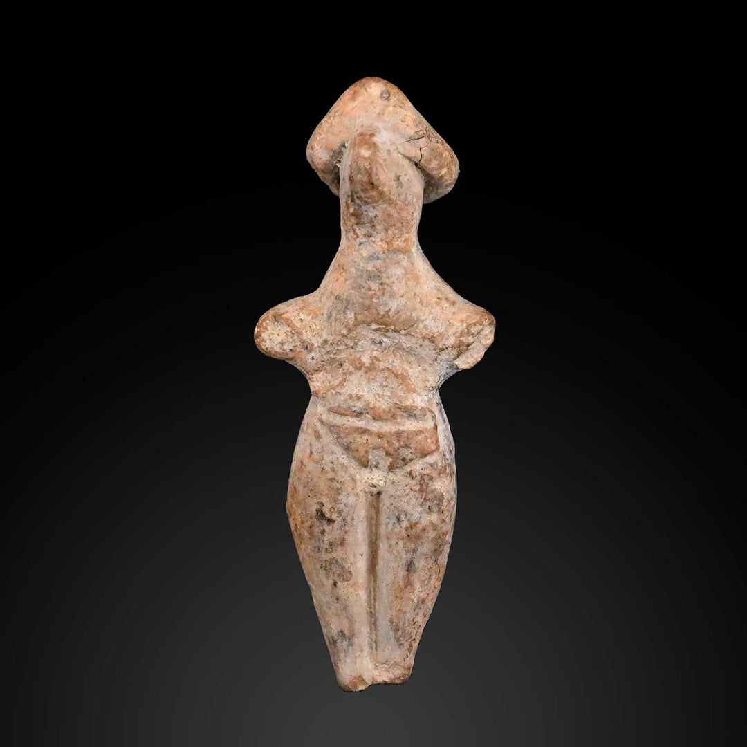 Eine ausgestellte steatopygote Frau aus neolithischer Terrakotta,<br> <em>Anatolien, ca. 4. – 3. Jahrtausend v. Chr</em>