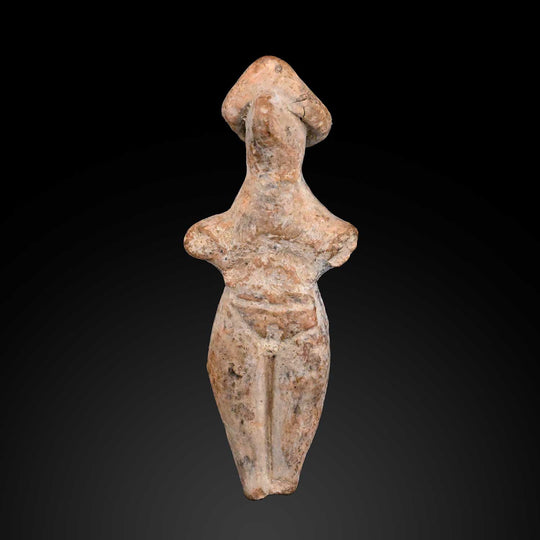 Eine ausgestellte steatopygote Frau aus neolithischer Terrakotta,<br> <em>Anatolien, ca. 4. – 3. Jahrtausend v. Chr</em>