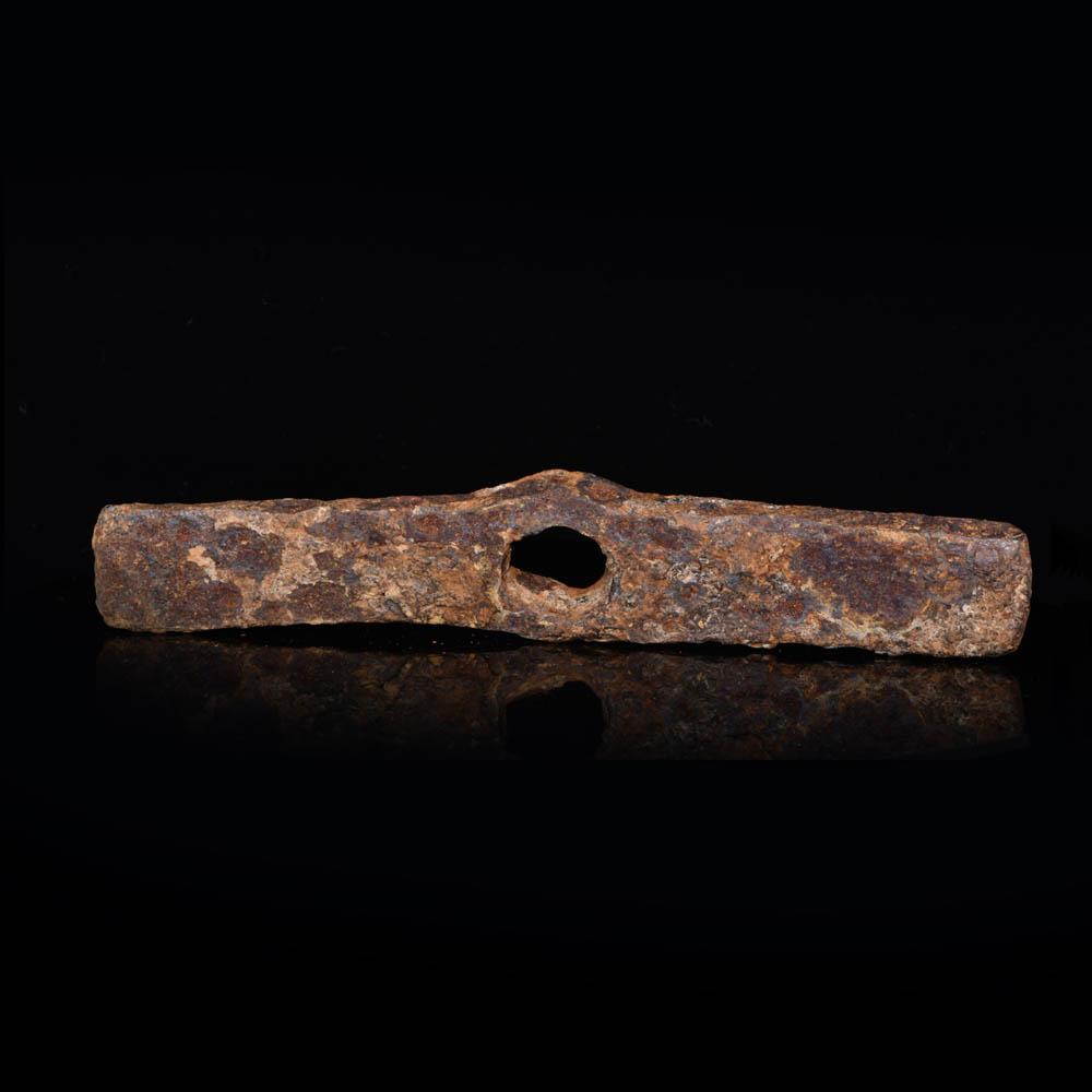 Eine levantinische Spitzhacke aus Eisen, Eisenzeit II. Jh. – Hellenistische Zeit, ca. 7. – 1. Jahrhundert v. Chr