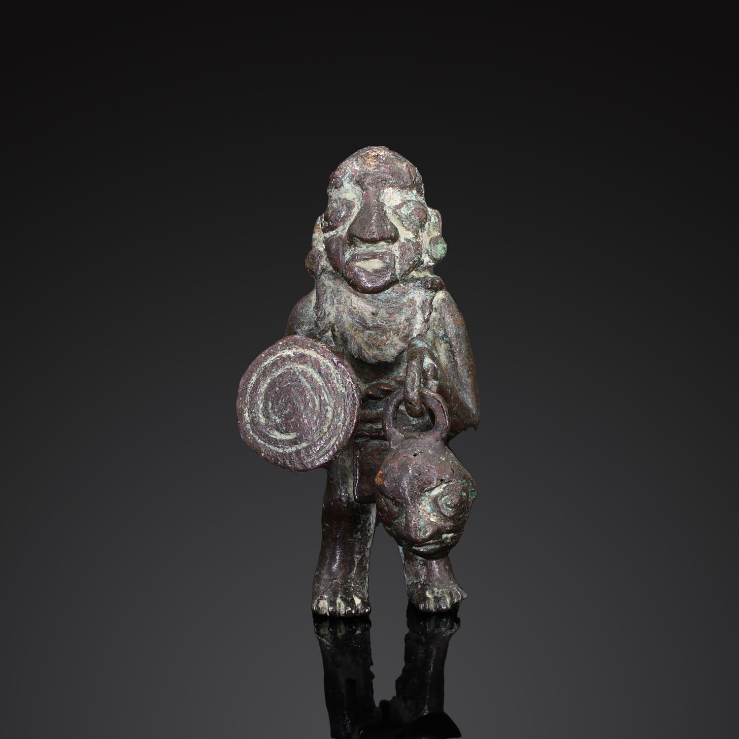 Eine Moche-Kriegerfigur aus massivem Kupferguss, ca. 500 - 800 n. Chr