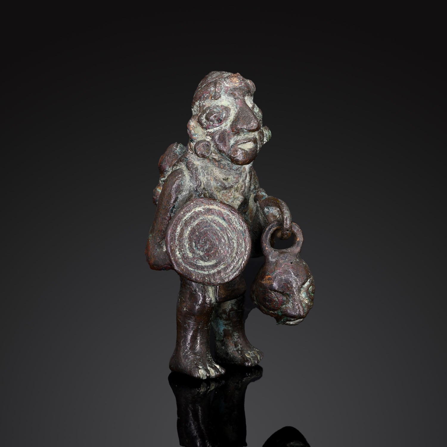 Eine Moche-Kriegerfigur aus massivem Kupferguss, ca. 500 - 800 n. Chr