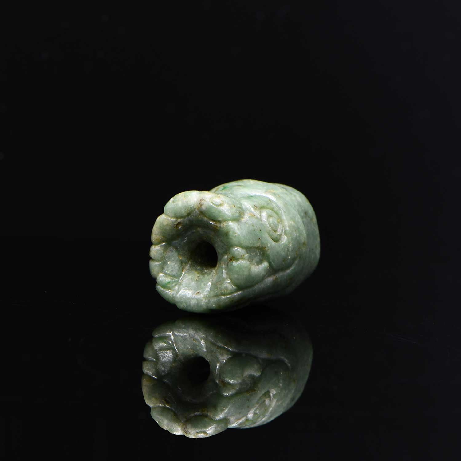 Eine seltene mixtekische Schlangenkopf-Jadeperle, ca. 13. – 15. Jahrhundert n. Chr