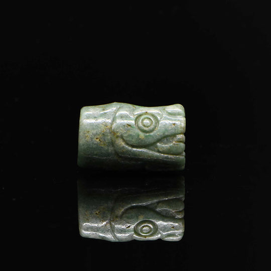 Eine seltene mixtekische Schlangenkopf-Jadeperle, ca. 13. – 15. Jahrhundert n. Chr