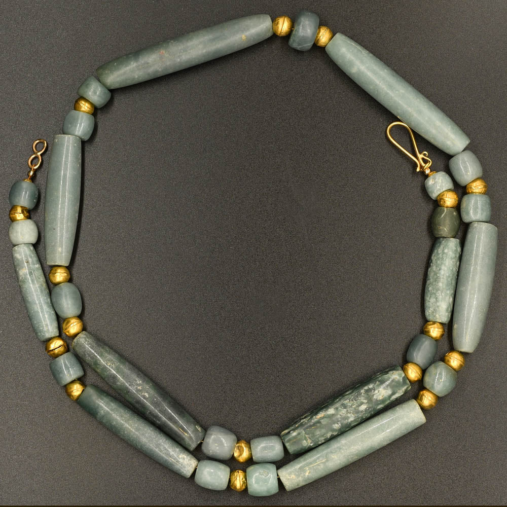 Eine feine Halskette aus olmekischen Jade- und Goldperlen, vorklassische Zeit, ca. 900 - 300 v. Chr