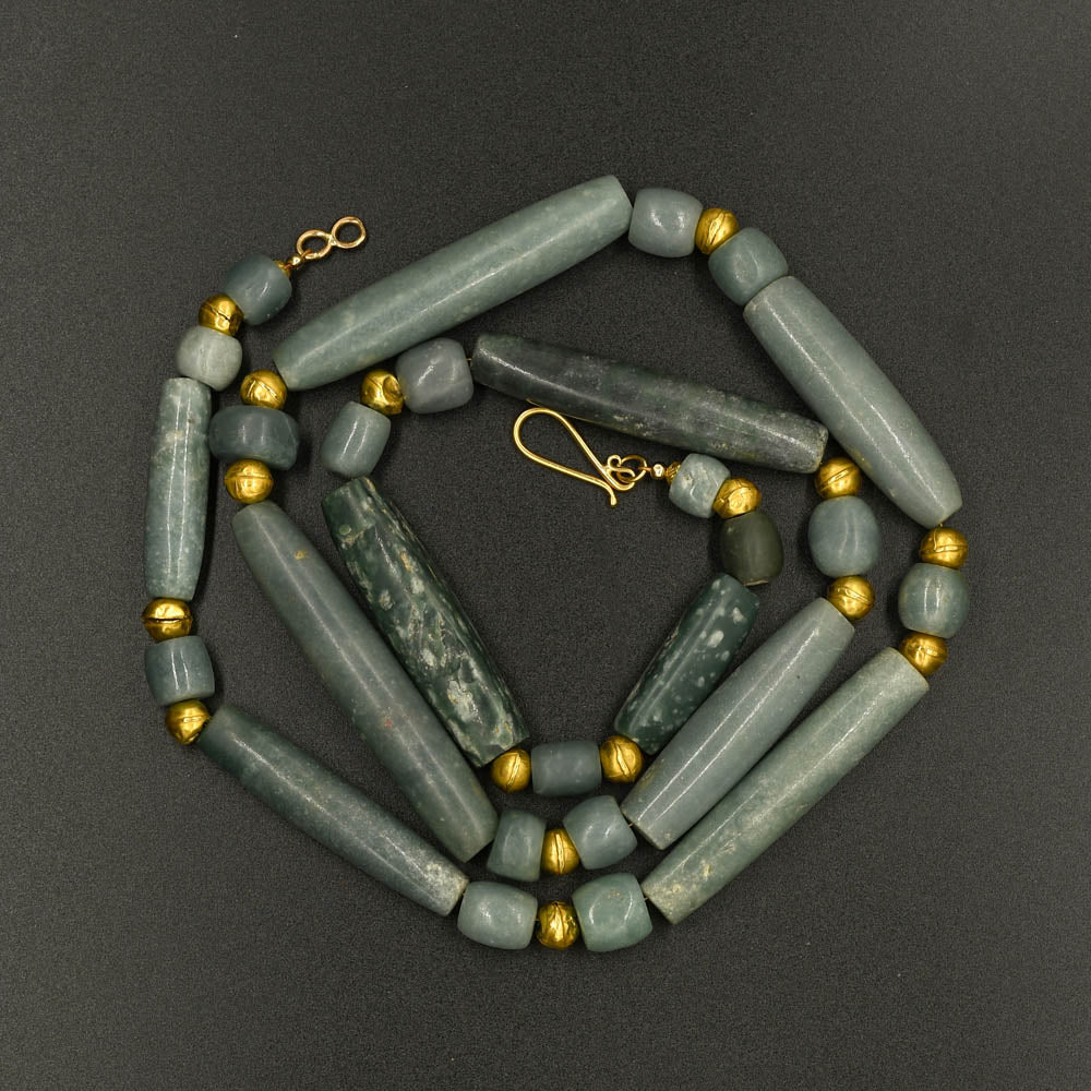 Eine feine Halskette aus olmekischen Jade- und Goldperlen, vorklassische Zeit, ca. 900 - 300 v. Chr