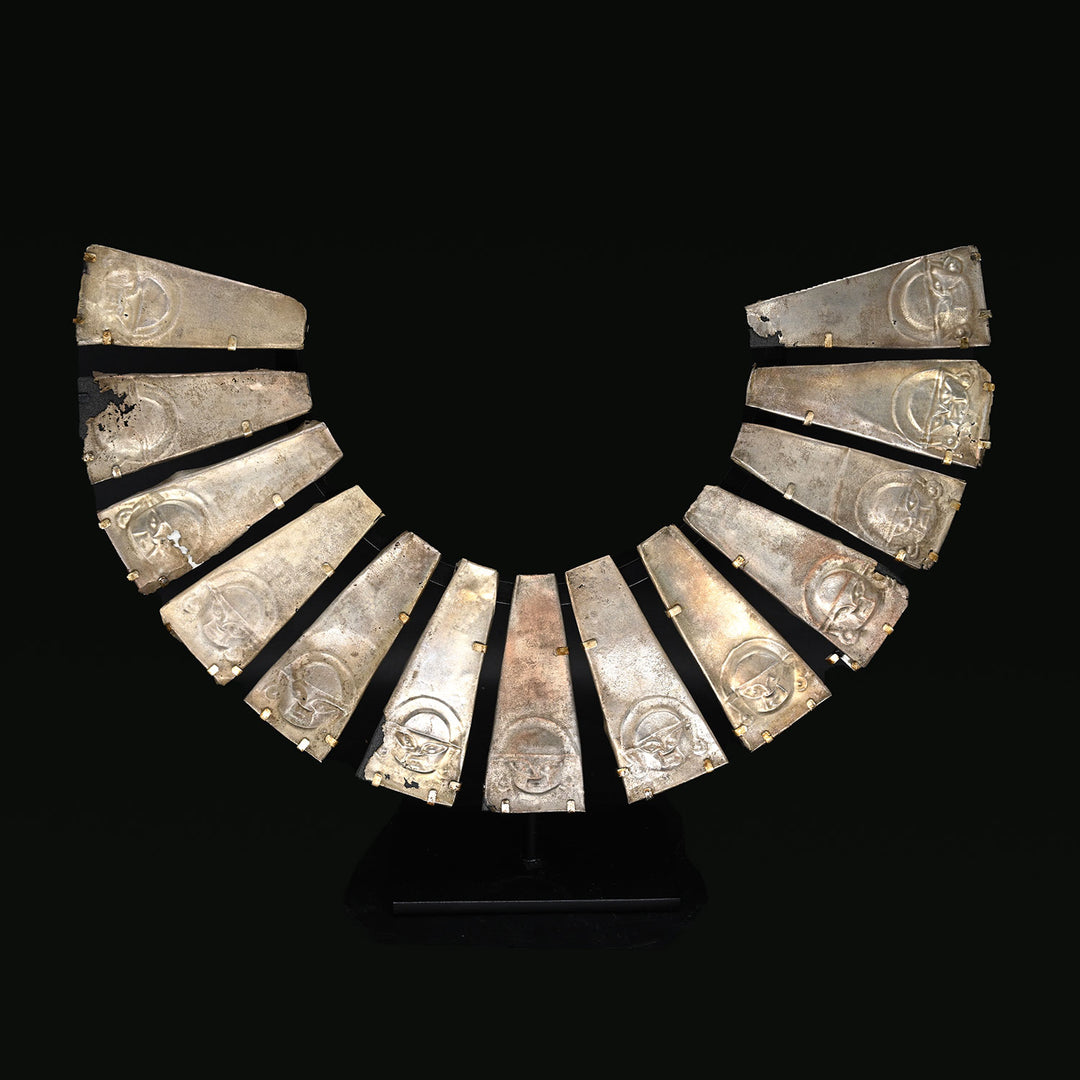 Ein prächtiges versilbertes Moche-Chimu-Brustbein, ca. 800 - 1250 n. Chr