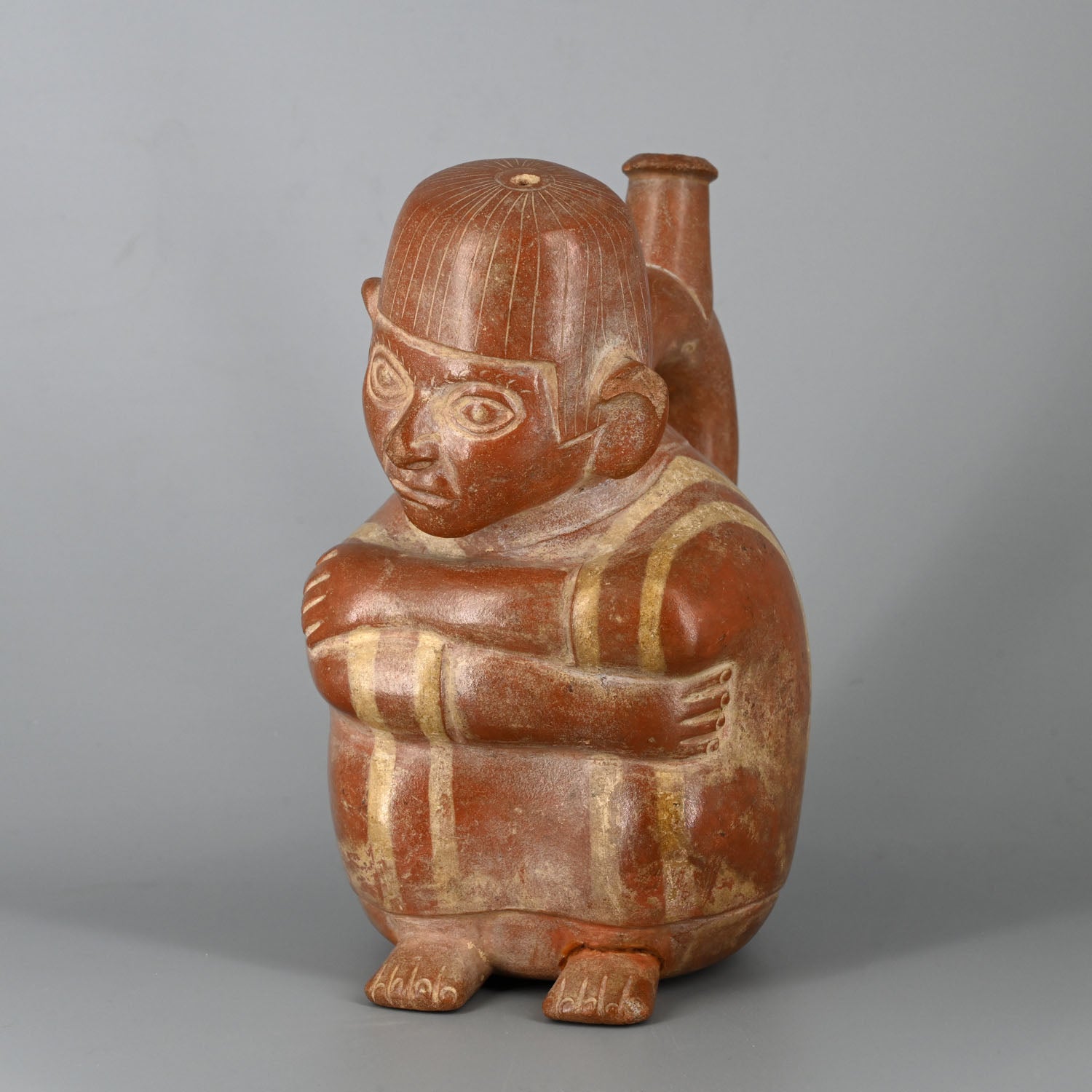* Eine Moche-Steigbügelflasche mit sitzendem Mann, ca. 200 - 400 n. Chr