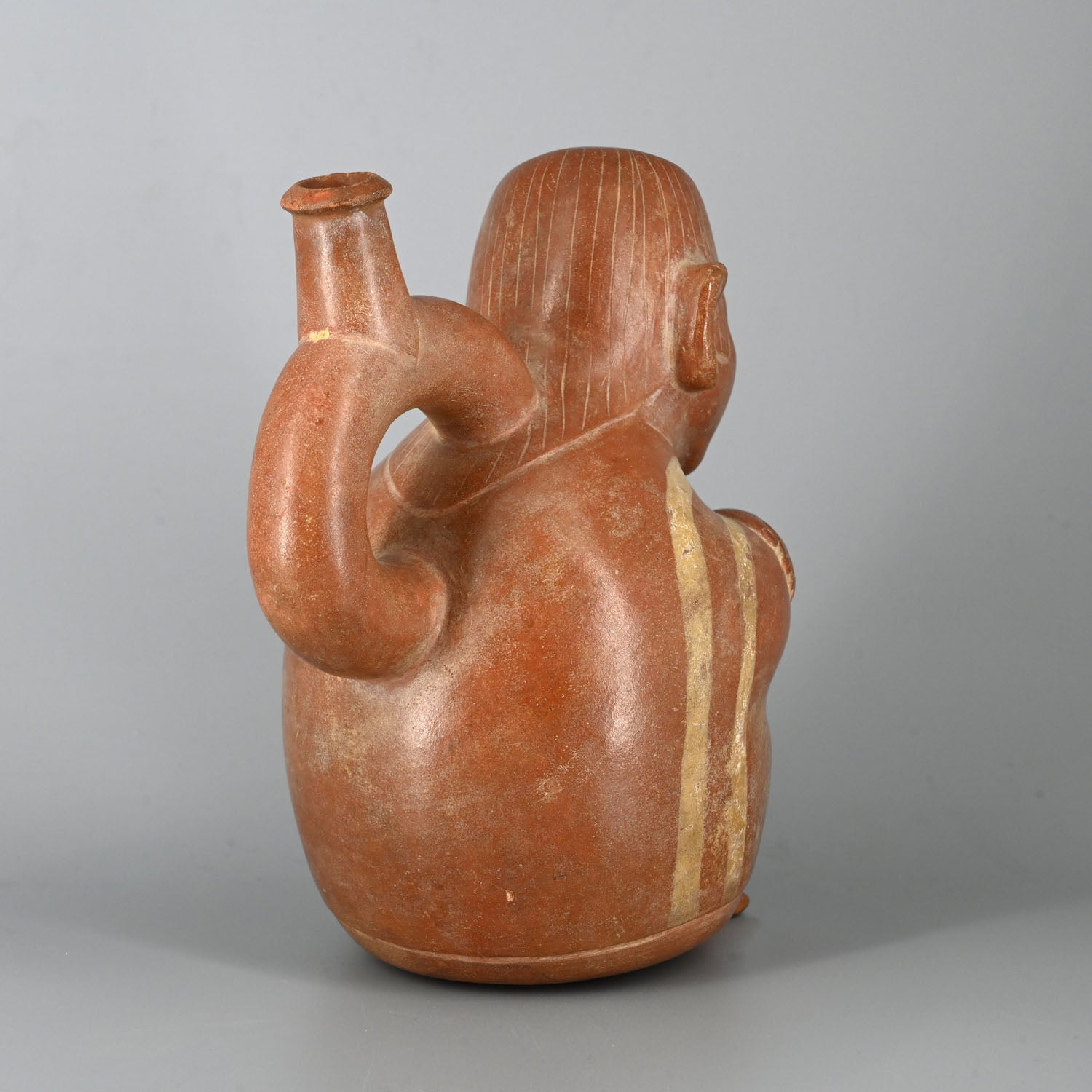 * Eine Moche-Steigbügelflasche mit sitzendem Mann, ca. 200 - 400 n. Chr
