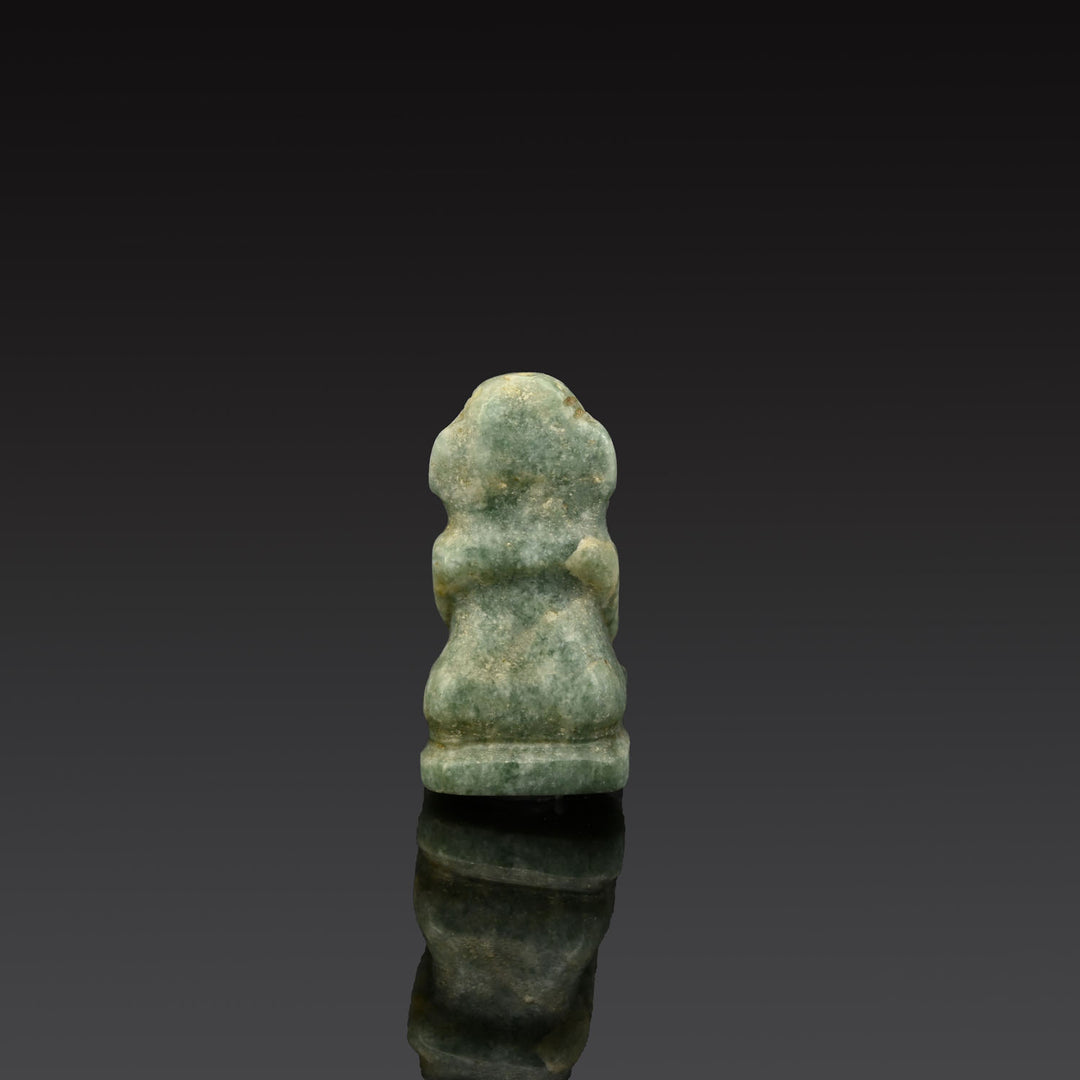 Eine sitzende Maya-Jadefigur, klassische Periode, ca. 600 - 1400 n. Chr